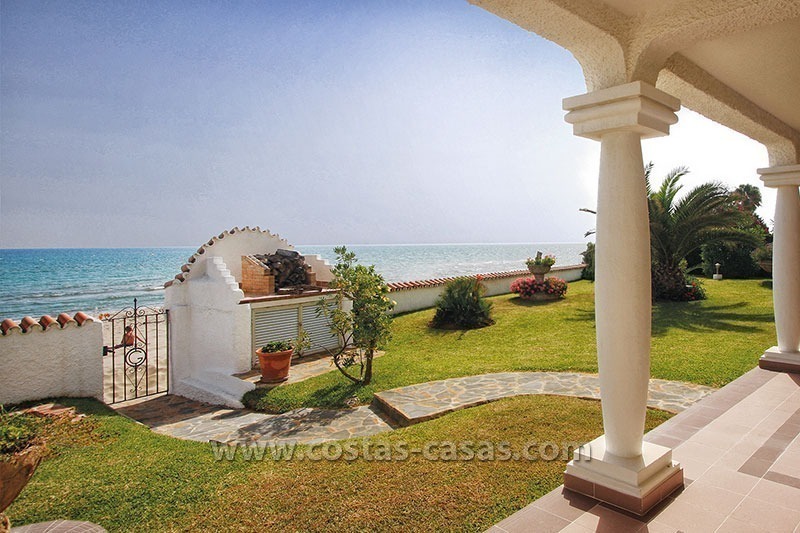 En venta: Villa en primera línea de playa en Marbella