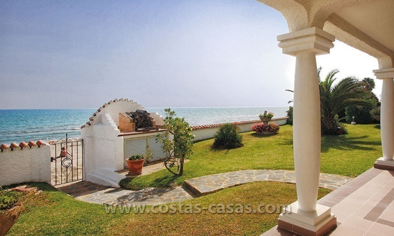 En venta: Villa en primera línea de playa en Marbella 0