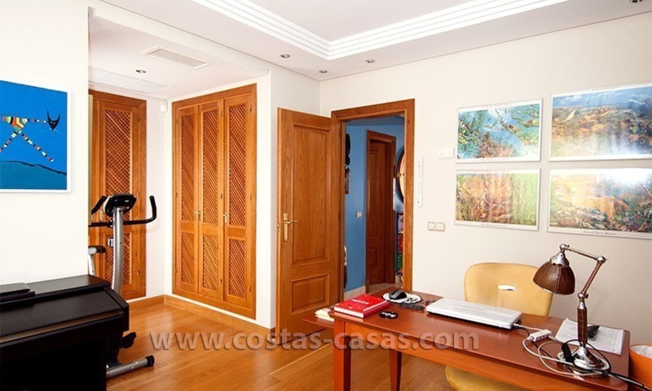 En venta: Casa amplia con acceso a la playa privada, Nueva Milla de Oro, Marbella - Estepona 13
