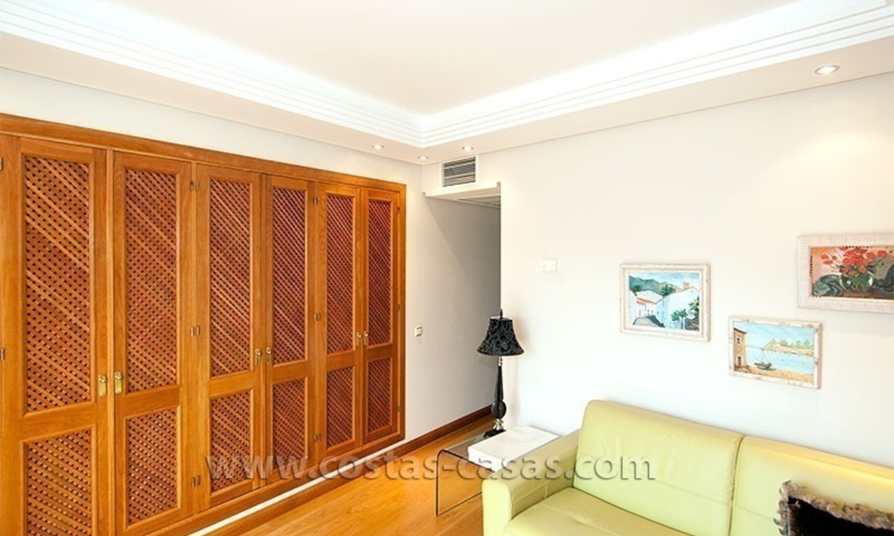 En venta: Casa amplia con acceso a la playa privada, Nueva Milla de Oro, Marbella - Estepona 17