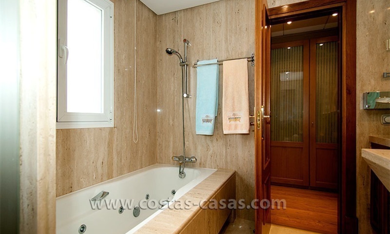 En venta: Casa amplia con acceso a la playa privada, Nueva Milla de Oro, Marbella - Estepona 23