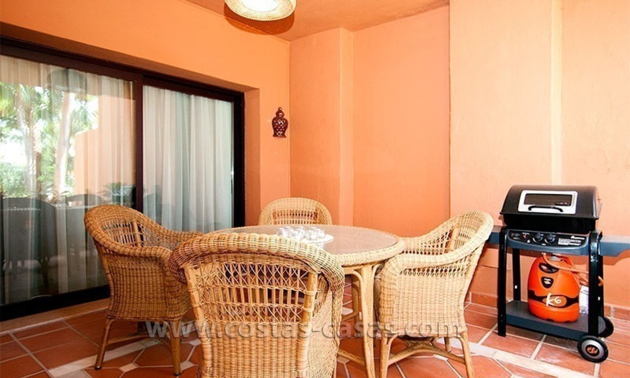 En venta: Apartamento moderno de lujo cerca, Puerto Banús, Marbella 1