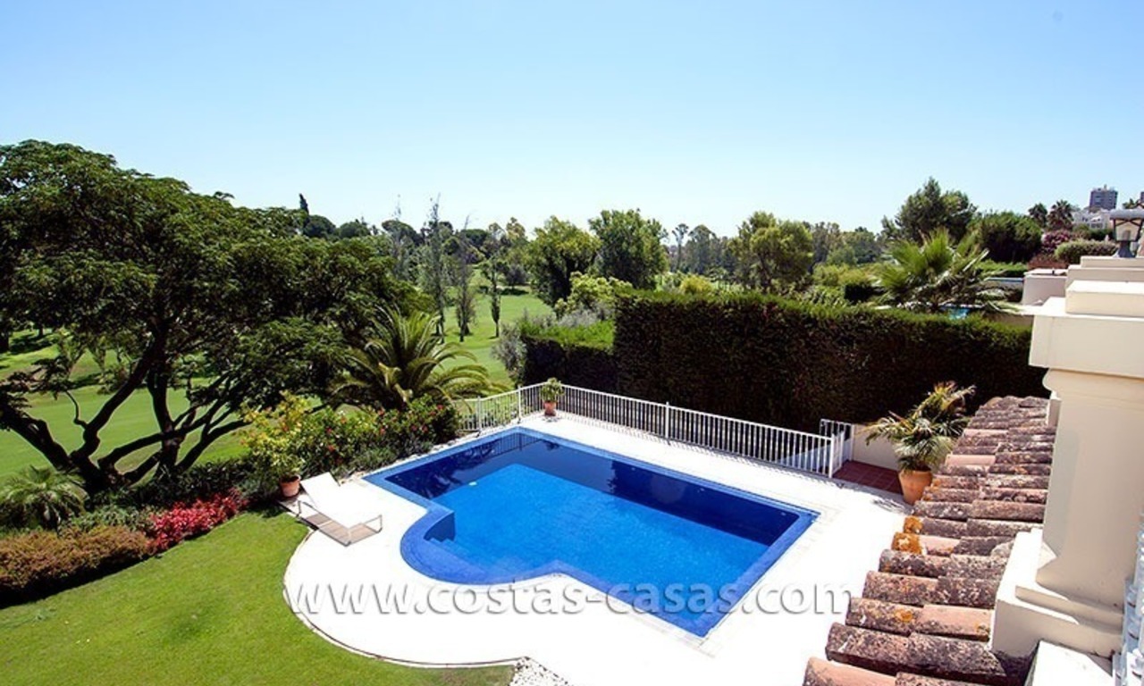 En Venta: Villa en primera línea de golf en Nueva Andalucía, Marbella 3