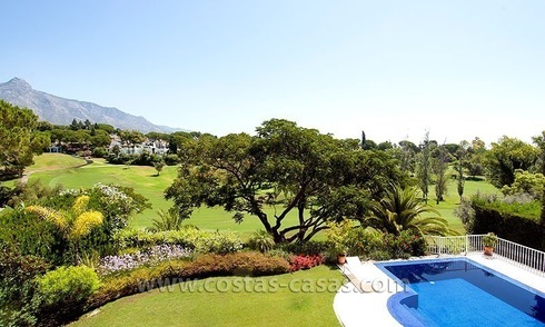 En Venta: Villa en primera línea de golf en Nueva Andalucía, Marbella 