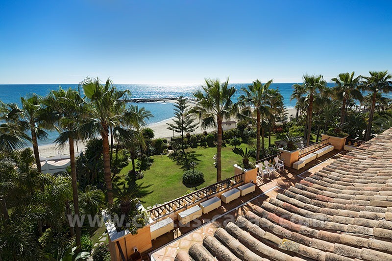 Ático exclusivo situado en primera línea de playa en Puerto Banús, Marbella