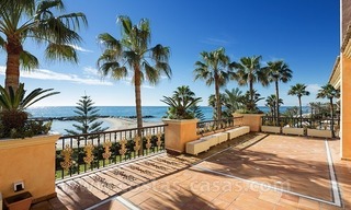 Ático exclusivo situado en primera línea de playa en Puerto Banús, Marbella 2