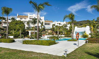 Apartamentos de estilos mediterráneos contemporáneos en venta con su propia laguna privada en la Costa del Sol 20058 