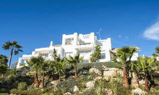 Apartamentos de estilos mediterráneos contemporáneos en venta con su propia laguna privada en la Costa del Sol 20063 