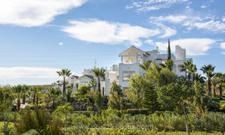 Apartamentos de estilos mediterráneos contemporáneos en venta con su propia laguna privada en la Costa del Sol 20067 
