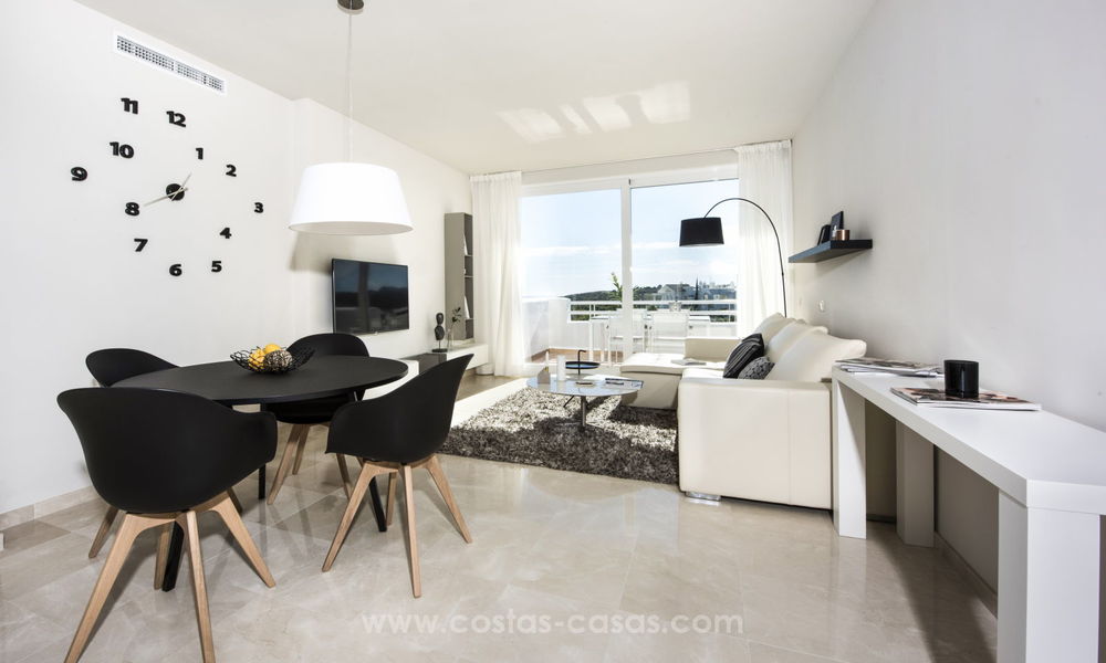 Apartamentos de estilos mediterráneos contemporáneos en venta con su propia laguna privada en la Costa del Sol 20069