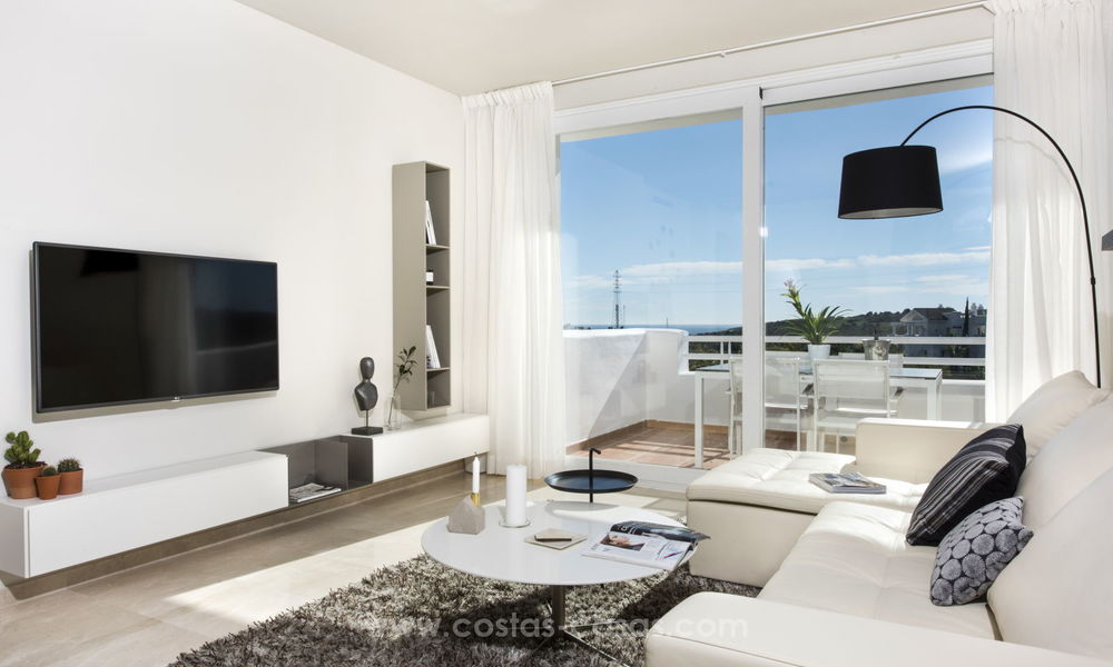 Apartamentos de estilos mediterráneos contemporáneos en venta con su propia laguna privada en la Costa del Sol 20071