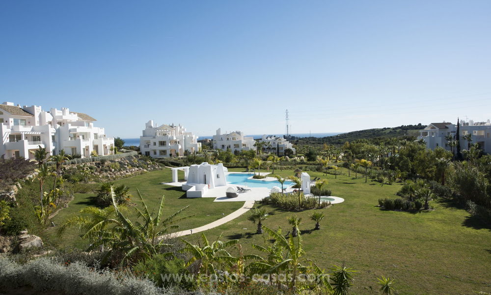 Apartamentos de estilos mediterráneos contemporáneos en venta con su propia laguna privada en la Costa del Sol 20074