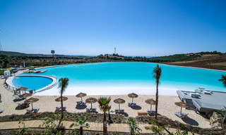 Apartamentos de estilos mediterráneos contemporáneos en venta con su propia laguna privada en la Costa del Sol 20086 