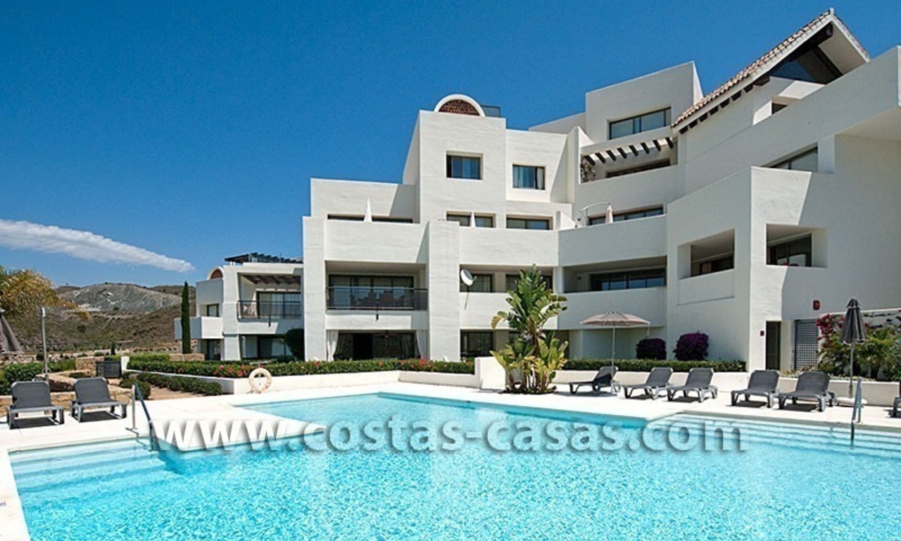 En venta: Apartamento Contemporáneo de Lujo en Primera línea Golf, Benahavis - Marbella - Estepona 1