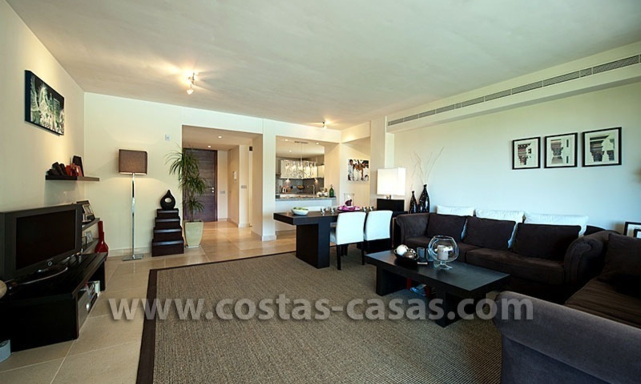 En venta: Apartamento Contemporáneo de Lujo en Primera línea Golf, Benahavis - Marbella - Estepona 8