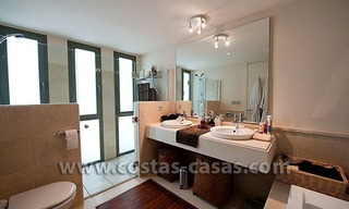 En venta: Apartamento Contemporáneo de Lujo en Primera línea Golf, Benahavis - Marbella - Estepona 17