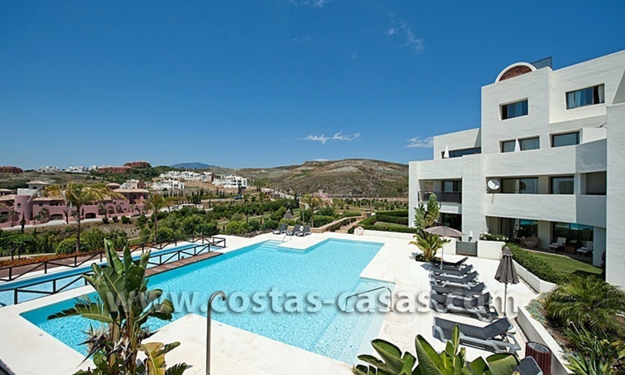 En venta: Apartamento Contemporáneo de Lujo en Primera línea Golf, Benahavis - Marbella - Estepona 2