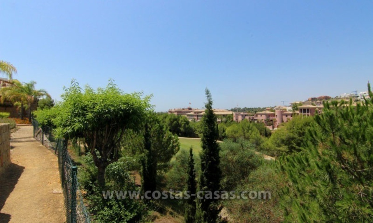 En Venta: Amplio apartamento de 2 dormitorios en el Golf Resort en Benahavís - Marbella 2