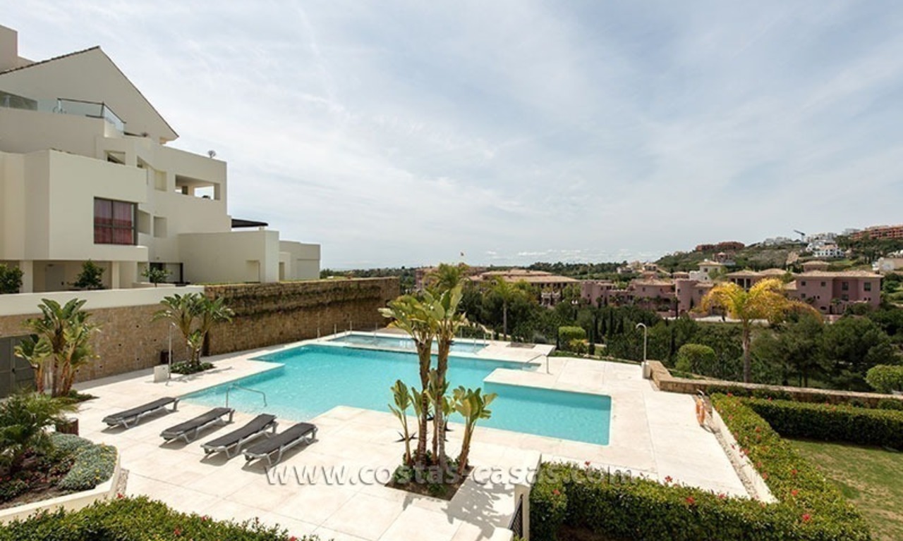 En venta: Apartamento de calidad superior con 2 dormitorios, Golf Resort, Benahavís - Marbella 1