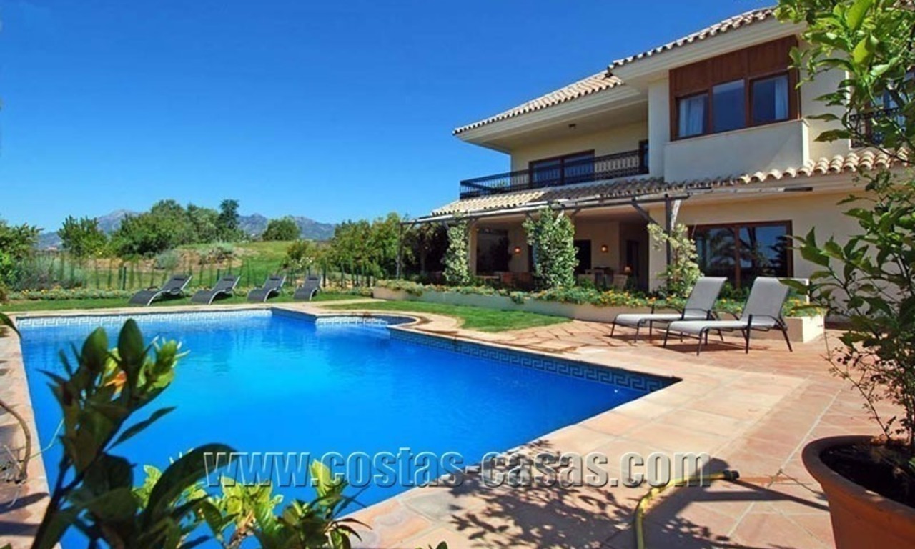 En venta: Villa de lujo bien ubicada Marbella Este 0