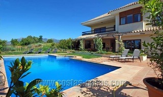 En venta: Villa de lujo bien ubicada Marbella Este 0
