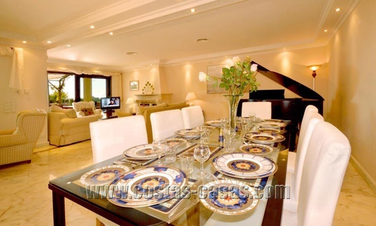 En venta: Villa de lujo bien ubicada Marbella Este 4