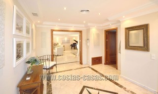 En venta: Villa de lujo bien ubicada Marbella Este 8