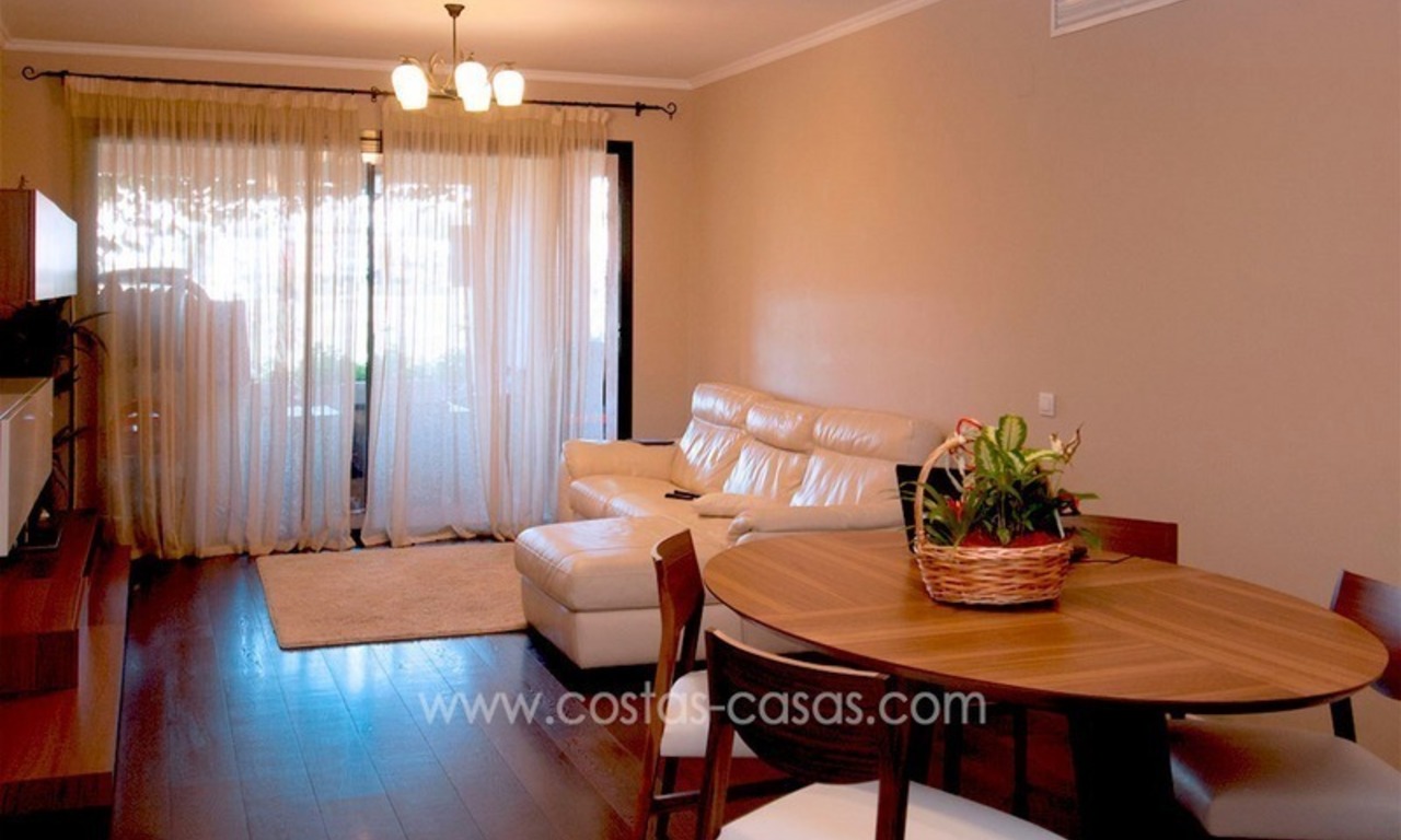 Apartamento en estilo Andaluz de golf de lujo en venta, Estepona - Marbella Oeste 0