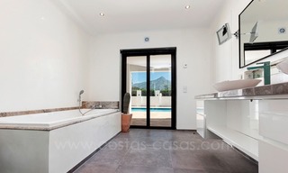 En venta: Villa moderna y grande en el campo de Golf en Nueva Andalucía - Marbella 6