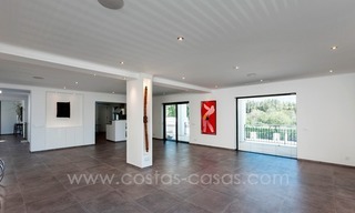 En venta: Villa moderna y grande en el campo de Golf en Nueva Andalucía - Marbella 8