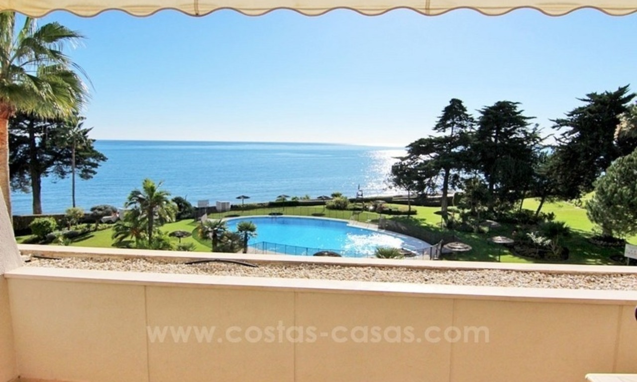 Apartamento en venta frente al mar, complejo de apartamentos en primera línea de playa, Nueva Milla de Oro, Marbella - Estepona 1