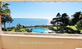 Apartamento en venta frente al mar, complejo de apartamentos en primera línea de playa, Nueva Milla de Oro, Marbella - Estepona 1