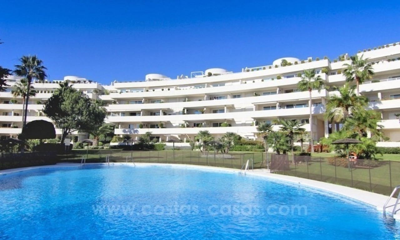 Apartamento en venta frente al mar, complejo de apartamentos en primera línea de playa, Nueva Milla de Oro, Marbella - Estepona 11