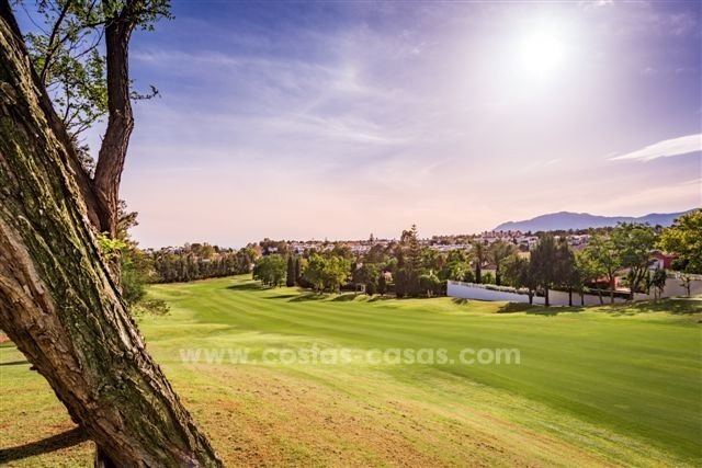 Ganga! Hermosa villa en primera línea de golf en venta en San Pedro, Marbella 10805 