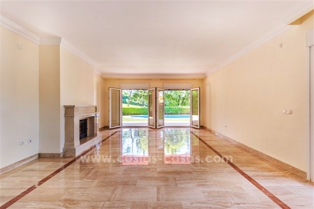 Ganga! Hermosa villa en primera línea de golf en venta en San Pedro, Marbella 10808 