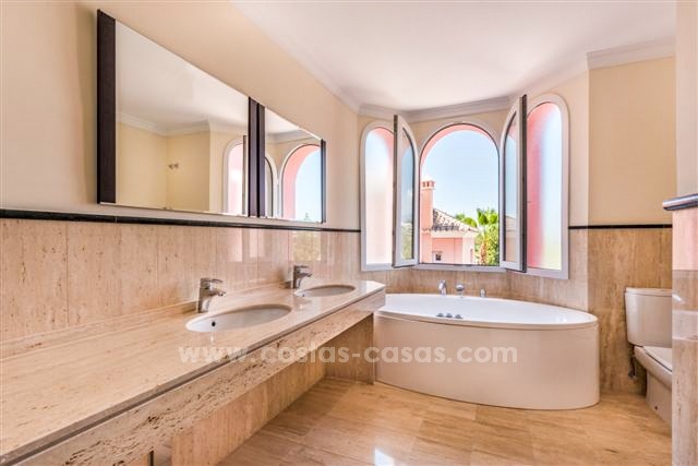 Ganga! Hermosa villa en primera línea de golf en venta en San Pedro, Marbella 10810