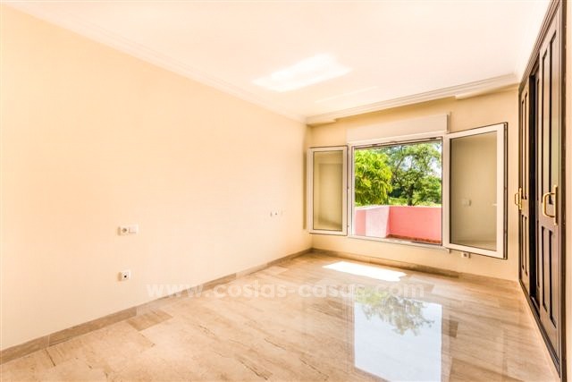 Ganga! Hermosa villa en primera línea de golf en venta en San Pedro, Marbella 10811