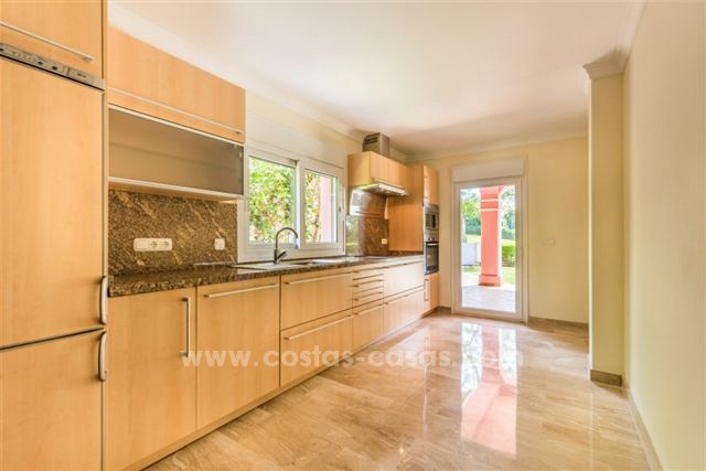 Ganga! Hermosa villa en primera línea de golf en venta en San Pedro, Marbella 10813 