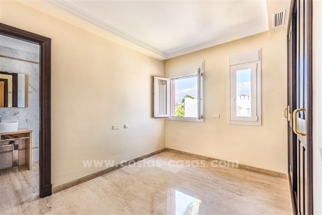 Ganga! Hermosa villa en primera línea de golf en venta en San Pedro, Marbella 10820 