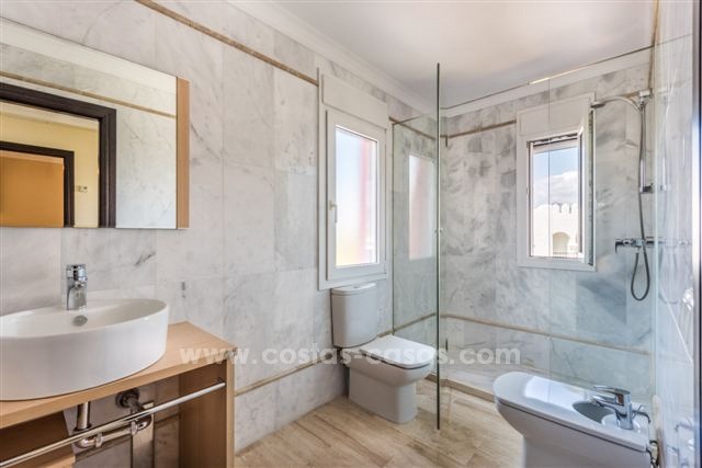 Ganga! Hermosa villa en primera línea de golf en venta en San Pedro, Marbella 10821