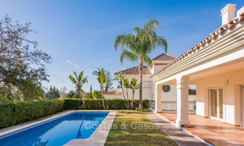 Ganga! Hermosa villa en primera línea de golf en venta en San Pedro, Marbella 18089