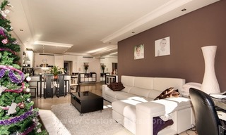 Apartamento de lujo en planta baja en venta, complejo en primera línea de playa, Nueva Milla de Oro, Marbella - Estepona 2