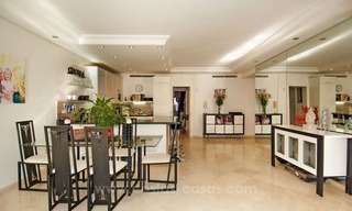 Apartamento de lujo en planta baja en venta, complejo en primera línea de playa, Nueva Milla de Oro, Marbella - Estepona 3