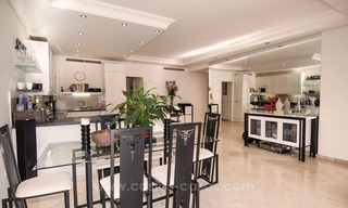 Apartamento de lujo en planta baja en venta, complejo en primera línea de playa, Nueva Milla de Oro, Marbella - Estepona 4