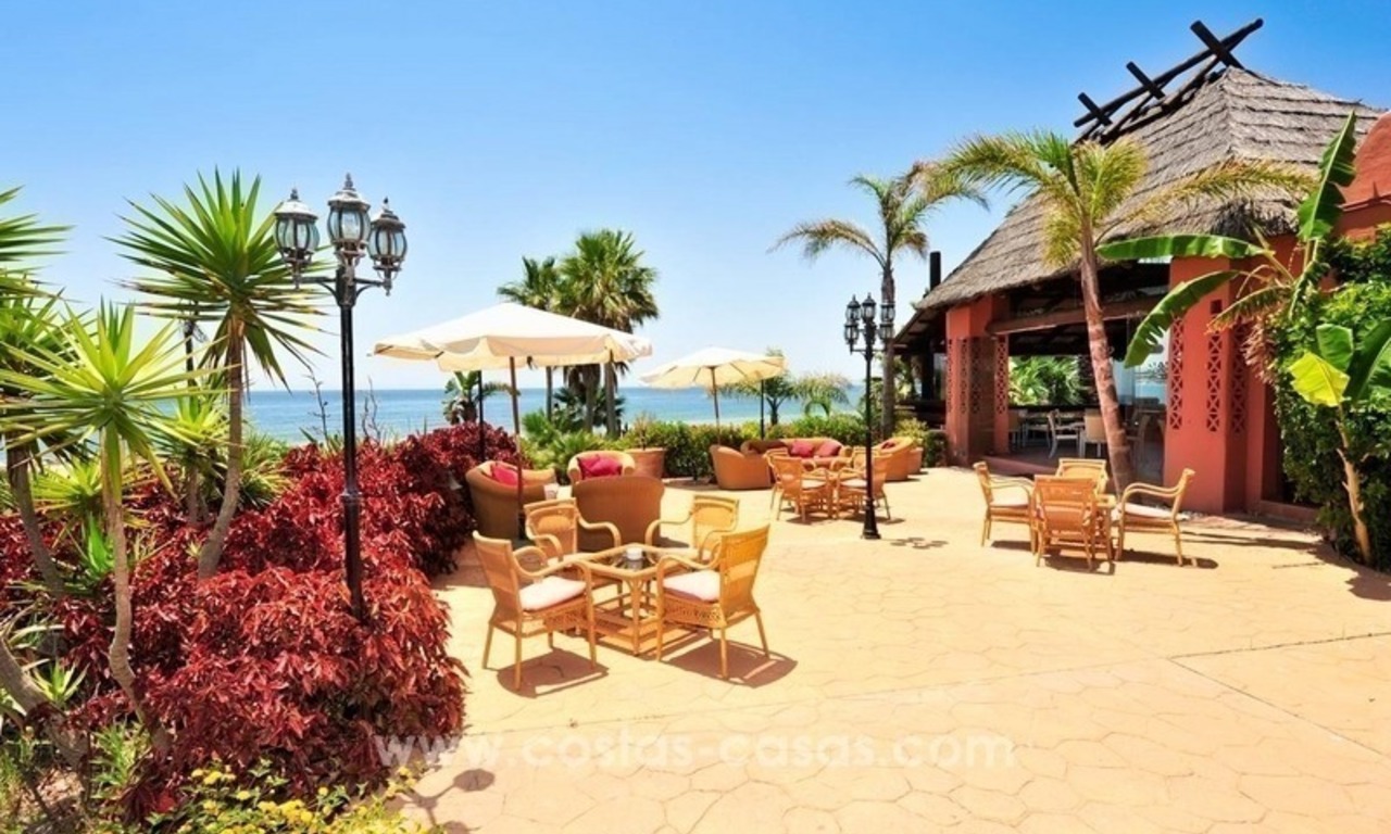 Apartamento de lujo en planta baja en venta, complejo en primera línea de playa, Nueva Milla de Oro, Marbella - Estepona 36