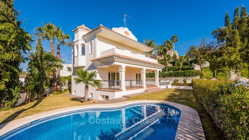 A la venta en San Pedro Marbella: Preciosa villa en primera línea de golf 10777 