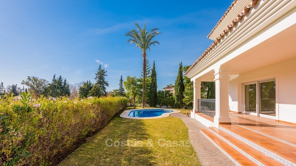 A la venta en San Pedro Marbella: Preciosa villa en primera línea de golf 10779
