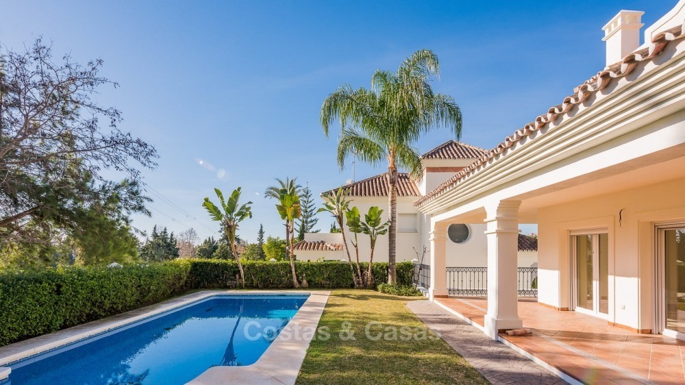 A la venta en San Pedro Marbella: Preciosa villa en primera línea de golf 10780