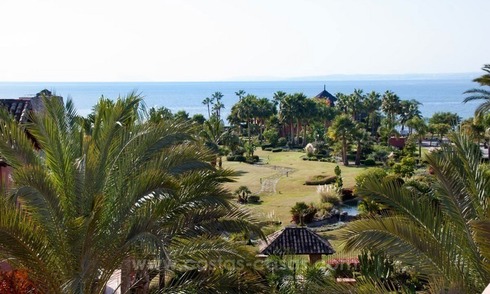 Ático de lujo en venta, complejo frente al mar, Nueva Milla de Oro, Marbella - Estepona 