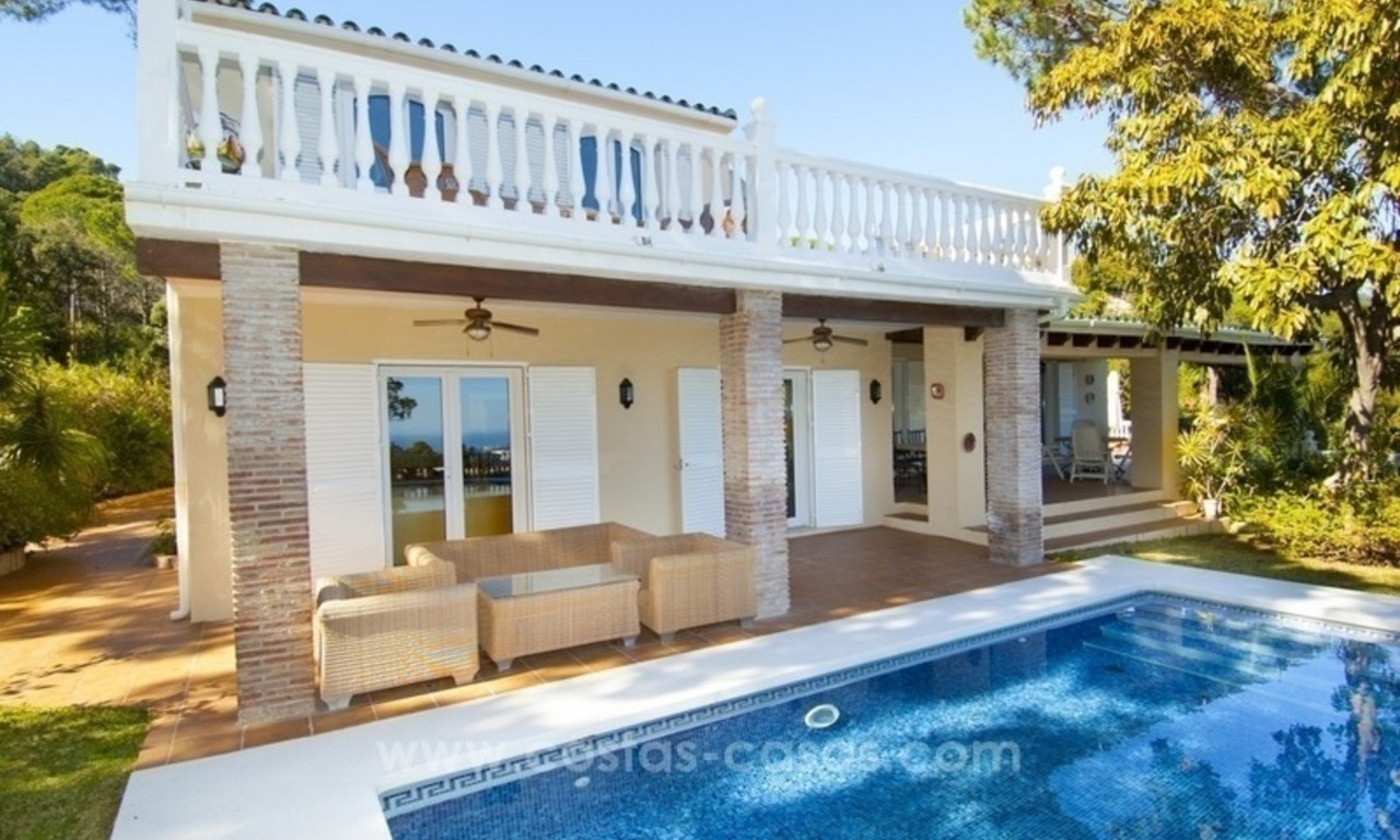 Una villa encantadora de 4 dormitorios en venta en la exclusiva comunidad privada de El Madroñal en Marbella - Benahavis, con excelentes vistas al mar 6